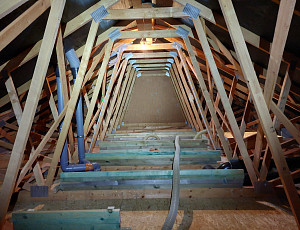 Zateplení stropu novostavby rodinného domu pomocí foukané izolace